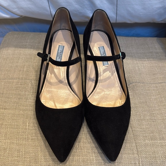 Gorgeous Prada kitten heel black suede shoes - Picture 1 of 4